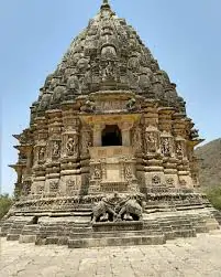 ધુમલીનો ઇતિહાસ: જેઠવા વંશની પ્રાચીન રાજધાની અને નવલખા મંદિર.