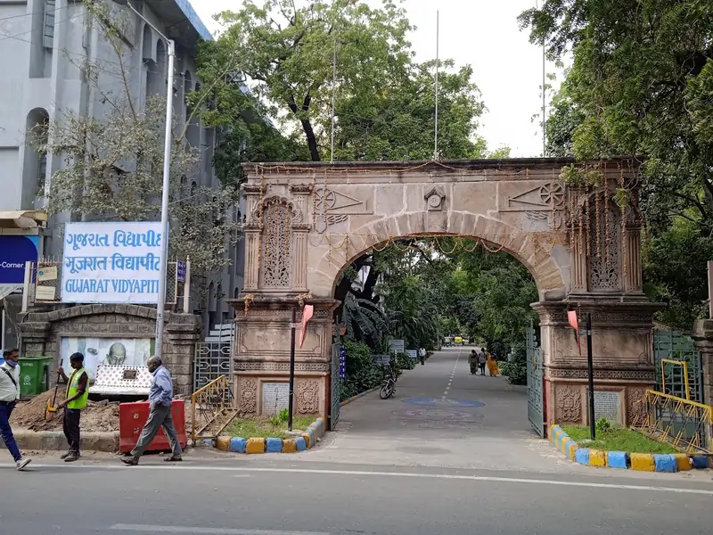ગુજરાત વિદ્યાપીઠ: ગાંધીજી દ્વારા સ્થાપિત મૂલ્યનિષ્ઠ શિક્ષણ સંસ્થા.