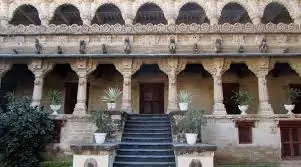 નવલખા પેલેસ (ગોંડલ): કોતરણી અને સંગ્રહાલય.