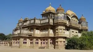 વિજય વિલાસ પેલેસ (માંડવી): ફિલ્માંકન માટે પ્રખ્યાત રાજવી નિવાસ.