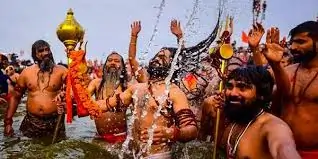 ભવનાથનો મેળો: ગિરનારની તળેટીમાં નાગા સાધુઓનું સંમેલન.