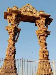 વડનગરનું તોરણ અને કીર્તિસ્તંભ: સોલંકી કાળની ભવ્યતા.