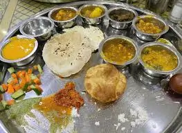 ગુજરાતી થાળી: વ્યંજન, વિવિધતા અને પીરસવાની રીતનો ઇતિહાસ.
