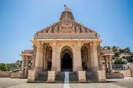 તારંગા હિલ: અજીતનાથનું જૈન દેરાસર અને બૌદ્ધ ધર્મની તારા માતાની ગુફાઓ.