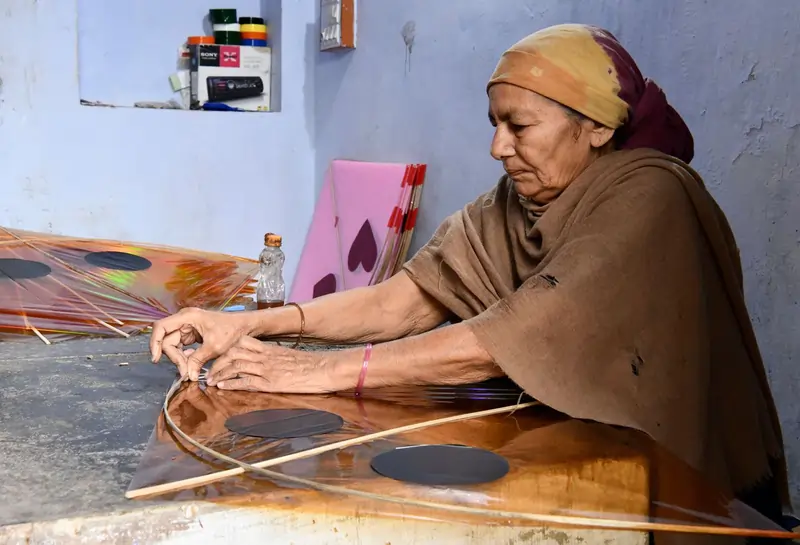 પતંગ બનાવવાનો ઉદ્યોગ: ખંભાત અને અમદાવાદના કારીગરોની મહેનત.
