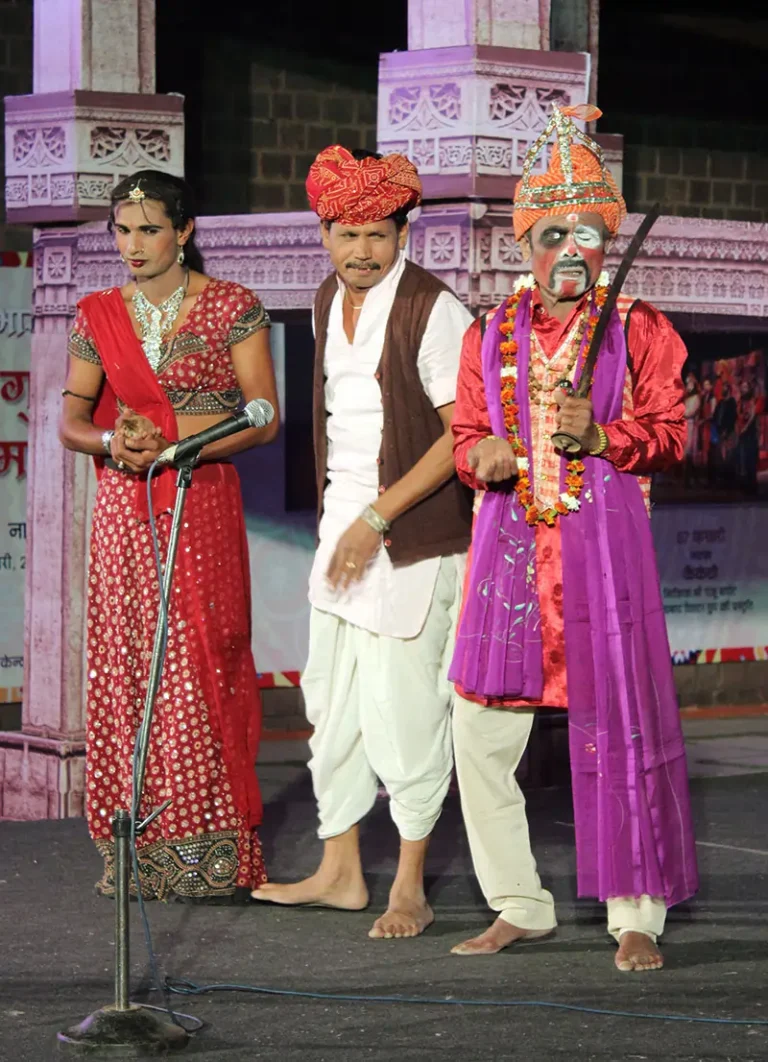 ભવાઈના નાયકો: તરગાળા સમાજ અને લોકનાટ્યની લુપ્ત થતી કળા.