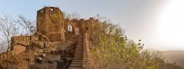 સોનગઢનો કિલ્લો: ગાયકવાડ વંશની મૂળ રાજધાની અને પીલાજીરાવ ગાયકવાડ.