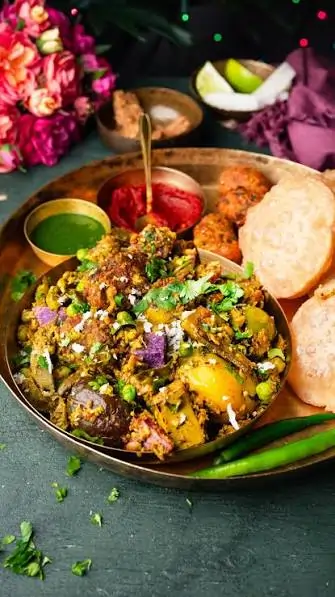 સુરતી લોચો અને ઊંધિયું: શિયાળુ વાનગીઓનું સાંસ્કૃતિક જોડાણ અને ખેતરોની પોંક પાર્ટી.