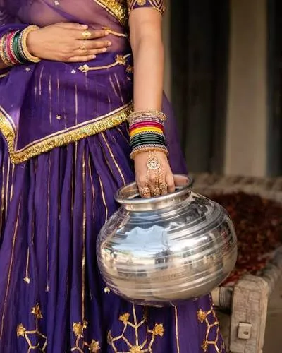 કસુંબીનો રંગ: કસુંબો પીવાની રાજપૂત અને ચારણી પરંપરા અને તેનું સામાજિક મૂલ્ય.