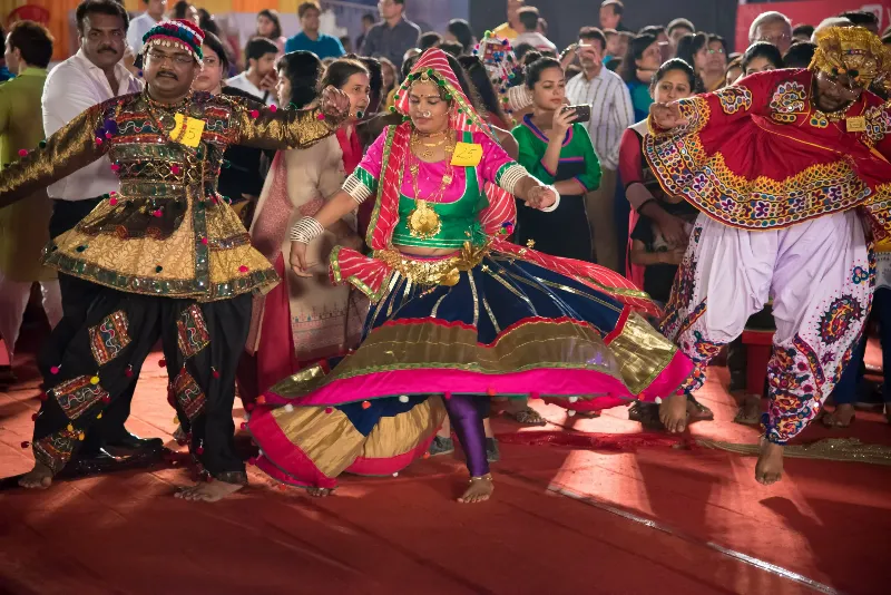 ગરબા અને રાસ: શરદ પૂનમ અને નવરાત્રીમાં સ્ત્રી-પુરુષના નૃત્યો વચ્ચેનો ઐતિહાસિક ભેદ.