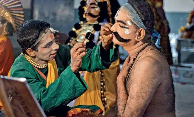 ગુજરાતમાં રંગભૂમિ (થિયેટર) નો સુવર્ણયુગ: જૂની રંગભૂમિ અને દેશી નાટક સમાજ.